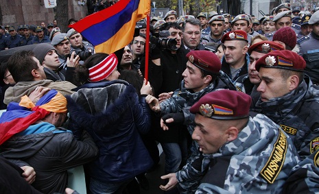 Armenian Police Threaten to Forcibly Disperse Protest, People Refuse to Leave 